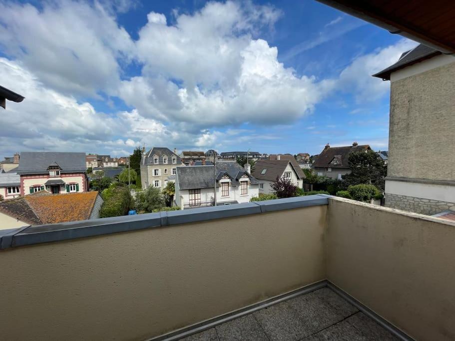 Persea Yourhosthelper Ouistreham Buitenkant foto